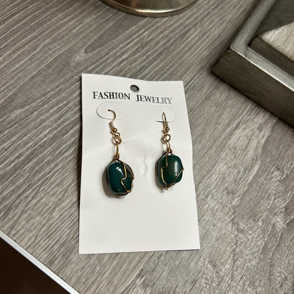 Jewelry - Elegant Green Stone Earrings